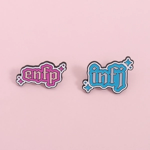 Broches en émail MBTI de style gothique avec lettrage ENFP et INFJ sur fond rose clair