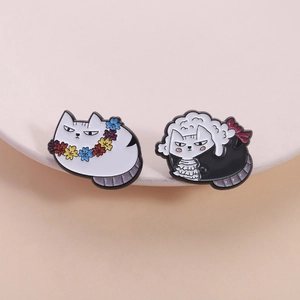 Funny Fat Cat Enamel Pin Zinc Alloy Animal Brooch For Backpack Clothing Badge Cute Floral Garland Kitten Lapel Pin Jewelry
