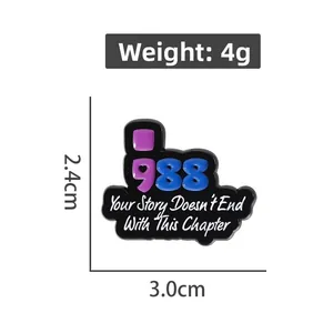 Dettaglio di spilla smaltata 988 salute mentale dimensioni 3,0 cm x 2,4 cm e peso 4g