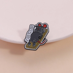 Funny mouse trap fitness enamel pin with Spanish text on white ceramic plate