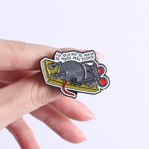 Cartoon weightlifting mouse enamel pin with Spanish motivational text for fitness and bags