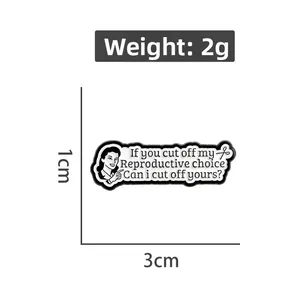 Vue détaillée de la broche émaillée montrant les dimensions 3cm de long et 1cm de haut