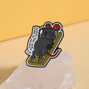 Detail of funny mouse lifting weights enamel pin with Spanish motivational text