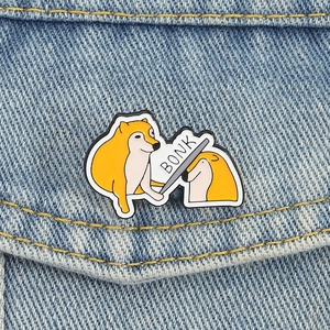 Broche en émail drôle Shiba Inu Bonk Meme sur veste en jean avec détails métalliques