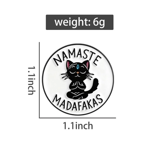 Détail du pin's émaillé rond chat yoga avec le texte humoristique Namaste Madafakas