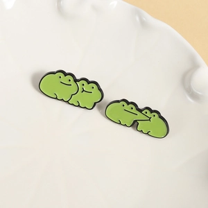 Spille carine a forma di coppia di rane verdi in smalto con design a bacio in stile cartoon