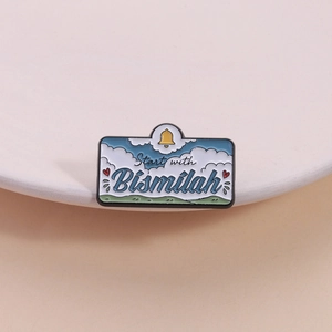 Broche géométrique en émail bleu avec paysage et texte Start with Bismillah décoré