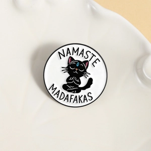 Épinglette ronde en émail chat noir avec citation Namaste Madafakas originale