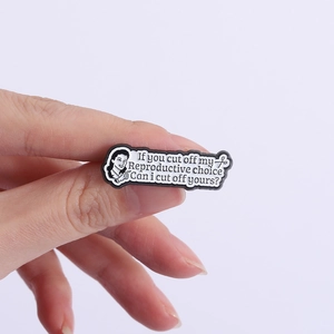 Broche en émail avec profil féminin et citation sociale If you cut off my choice