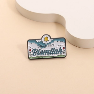 Broche en émail Bismillah bleu ciel avec nuages sur un présentoir minimaliste