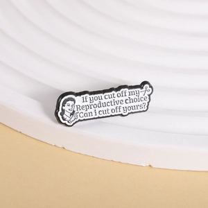 Détail du badge émaillé avec slogan sur le choix reproductif sur présentoir