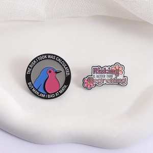 Lot de deux broches en émail avec motifs d'oiseaux et citations inspirantes