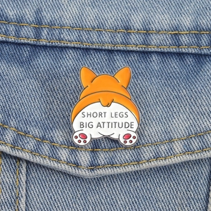 Broche en émail fesses de Corgi avec texte humoristique sur veste en jean bleue