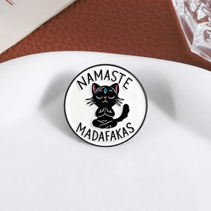Insigne en émail de chat noir faisant du yoga avec texte rigolo Namaste Madafakas