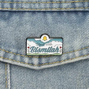 Pin's Bismillah en émail sur veste en jean avec motif nuage et détail de cloche dorée