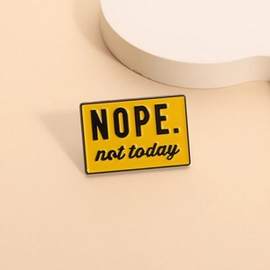 Pin's en émail jaune rectangulaire 'NOPE. not today' en alliage métallique robuste
