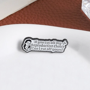 Broche en émail avec slogan sur les droits reproductifs et portrait de femme vintage