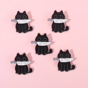 Broche Émail Chat Noir Tenant Couteau Badge Pronom Alliage Bijoux Identité Genre pour Sac à Dos Vêtements Veste Cadeau