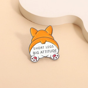 Broche en émail fesses de Corgi avec texte 'Short Legs Big Attitude' sur fond beige