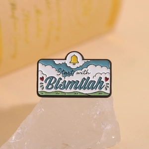 Broche en émail Bismillah avec motif de nuage et paysage sur un cristal blanc
