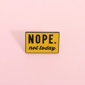 Nope Not Today Jaune Slogan Broche en Émail Drôle Badge en Alliage de Zinc pour Vêtements Sac à Dos Décoratif Bijoux