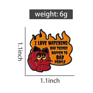 Pin's chat flamme en émail avec citation montrant les dimensions 1.1x1.1 pouces et 6g