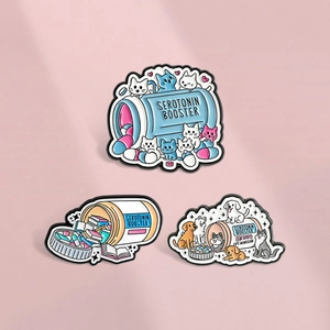 Épinglette en Émail Serotonin Booster Mignon Dessin Animé Chat Chien Bouteille de Médicament Badge en Alliage de Zinc pour Sac à Dos