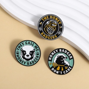 Trois pin's en émail avec motifs de blaireau miel et slogans sur fond minimaliste
