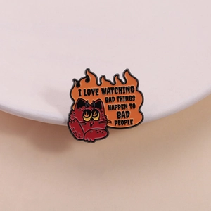 Épingle Émaillée Chat Démon Flamme Badge Slogan I Love Watching Bad Things Happen To Bad People Bijou en Alliage de Zinc