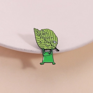 Spilla smaltata rana con foglia verde e scritta creativa Never Froget I Love You