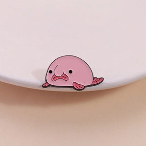 Lustige rosa Blobfisch Emaille-Anstecknadel mit mürrischem Gesicht für Kleidung