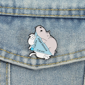 Spilla smaltata con ippopotamo e gatti su tessuto denim blu con design creativo di animali