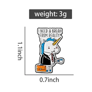 Détail du pin's licorne avec slogan et dimensions précises de 1,1 x 0,7 pouces