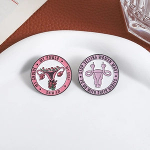 Set de broches feministas de esmalte con diseño de útero y flores en plato de cerámica