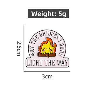 Dettaglio della spilla smaltata Calcifer con citazione e dimensioni 2,6 x 3,0 cm