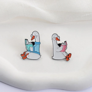 Lot de pins en émail oie blanche lisant un livre, broches mignonnes pour sacs et vestes