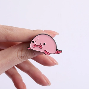 Niedliche rosa Blobfisch Emaille Anstecknadel mit lustigem Comic-Gesichtsausdruck