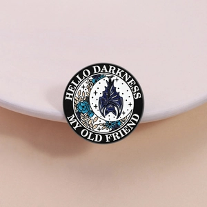 Broche Gothique Ronde Chauve-souris Émail Hello Darkness My Old Friend Pins Badge Métal pour Vêtements Sacs Cadeau Halloween Bijoux