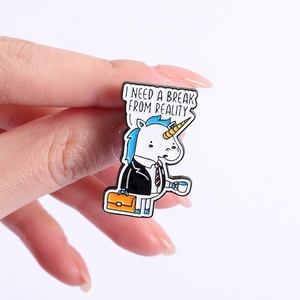 Broche licorne en émail avec citation I Need A Break From Reality pour le bureau