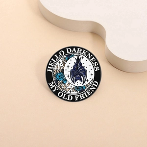 Broche gothique en émail avec chauve-souris et roses bleues et slogan vintage