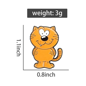 Detailansicht der orangen Katzen-Emaille-Anstecknadel mit Gewichts- und Maßangaben