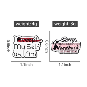 Detailansicht der Emaille-Pins mit Slogans I Accept My Self und No Feedback Badge