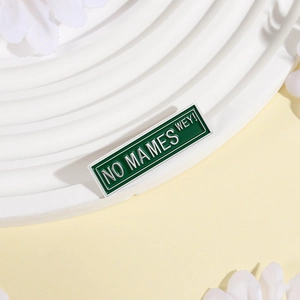 Spilla vintage in smalto verde con slogan NO MAMES WEY e cornice in metallo argento