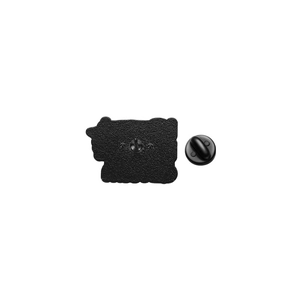 Detailansicht der schwarzen Metall-Anstecknadel-Rückseite mit Pin und Gummiverschluss