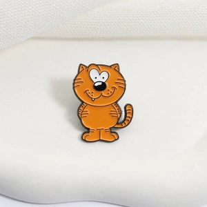 Nahaufnahme einer süßen orangefarbenen Tiger-Emaille-Nadel auf weißem Display