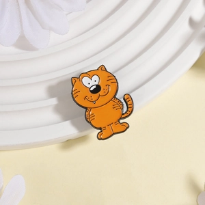 Detail einer süßen orangefarbenen Zeichentrick-Katzen-Emaille-Nadel mit Streifen
