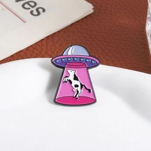 Épinglette émaillée d'OVNI enlevant une vache sur assiette en céramique blanche