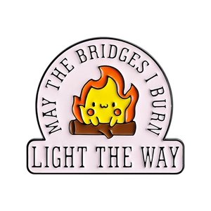 Spilla smaltata a fiamma con il testo May the bridges I burn light the way design