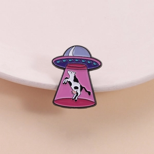 Broche Émaillée Amusante UFO Alien Enlèvement de Vache Broche en Alliage de Zinc Peint Badge pour Vêtements Sac Bijoux Cadeau