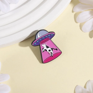 Broche émaillée rigolote d'enlèvement de vache par un OVNI en métal violet de qualité